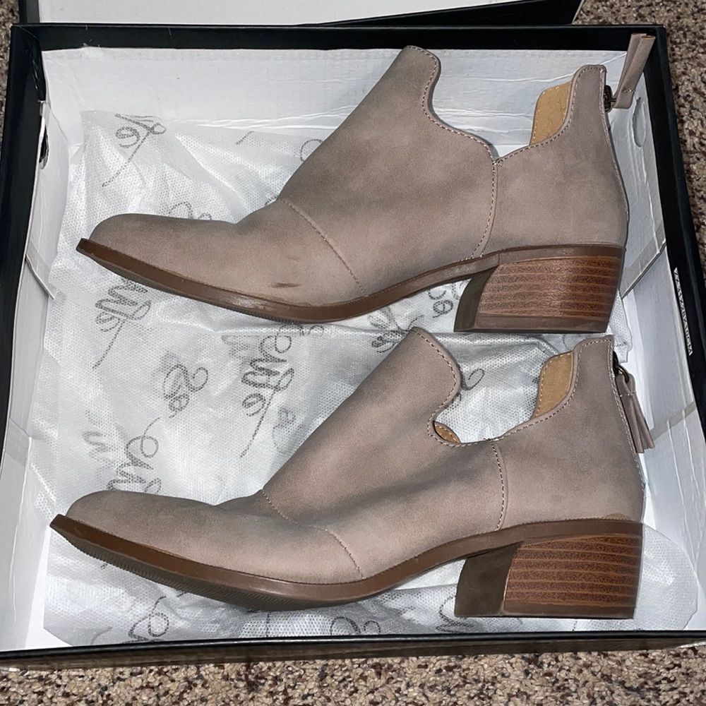 Super cute ankle booties!